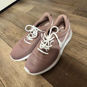 Nike size 9 mauve colored tennis shoes